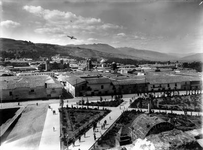 Avião Panagra sobrevoando a cidade