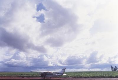 Avião pousado na Fazenda Pirapó