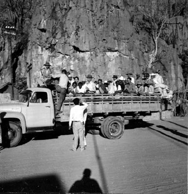 Chegada de romeiros em caminhão