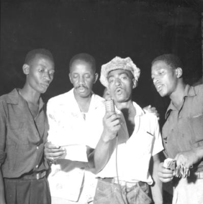 Padeirinho com o microfone na mão e Jamelão à esquerda dele, no ensaio na Mangueira