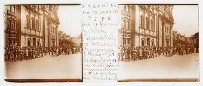 Jubileu Sacerdotal do Cardeal Arcoverde - escoteiros em frente à Catedral aguardam a chegada do Cardeal