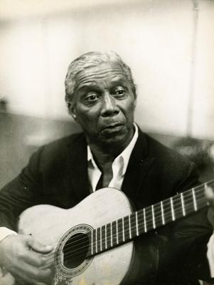 Nelson Cavaquinho com o violão