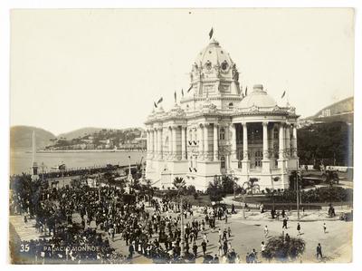 Multidão em frente ao Palácio Monroe