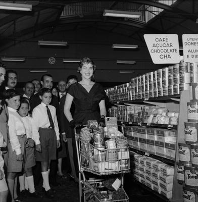 Martha Rocha na inauguração do mercado Peg-Pag