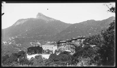 Vista do Corcovado tomada de Santa Teresa; em destaque, o Grand Hotel Internacional