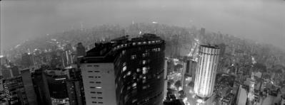 Vista panorâmica noturna a partir do edifício Itália. À esquerda o edifício Copan, e à direita o edifício Ipiranga 165.