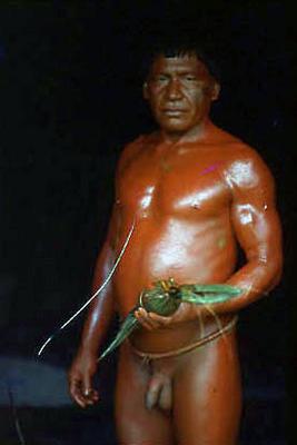 Série Xingu - Cuyaparé com corpo pintado de pasta de urucum