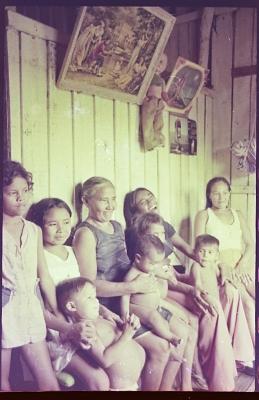 Edna de Cássia e sua família em sua casa