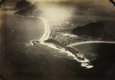Vista aérea do Forte de Copacabana e das praias de Ipanema e Leblon