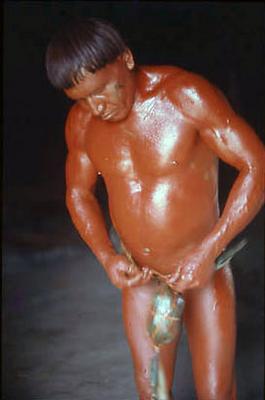 Série Xingu - Cuyaparé com corpo pintado de pasta de urucum