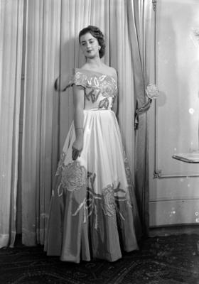 Eliane Sabbagh com vestido de baile