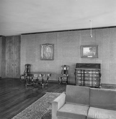 À esquerda, "Retrato do Marechal Deodoro", pintura de Antônio Felix da Costa