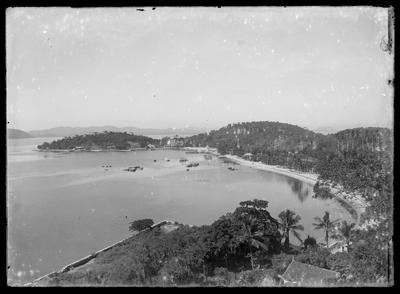 Visão da enseada leste de Paquetá, a partir do alto do morro da Covanca