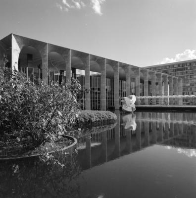 "O Meteoro", escultura de Bruno Giorgi, no Palácio dos Arcos ou Palácio Itamaraty