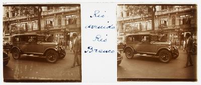 Automóvel na avenida Rio Branco