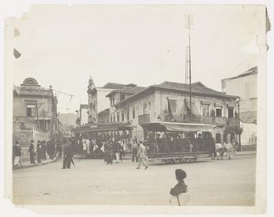 Rua Espírito Santo, atual rua Pedro I; bonde elétrico (Aldeia Campista) e bonde puxado por animais