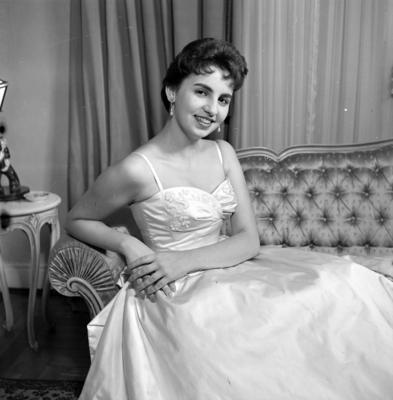 Ligia Fonseca com vestido de baile