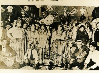 Sinhô e grupo Mimosas Democráticas (reprodução)