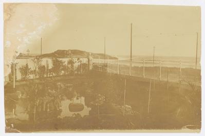 Residência da família Barreira Vianna; ao fundo, a Pedra do Arpoador