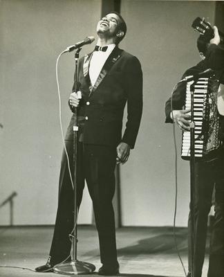 Jair Rodrigues ao microfone