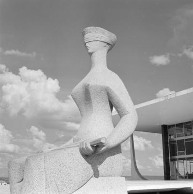 "A Justiça", escultura de Alfredo Ceschiatti