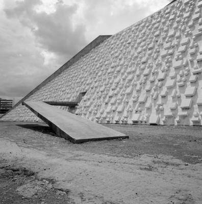 Teatro Nacional Cláudio Santoro, "O sol faz a festa", relevo de Athos Bulcão