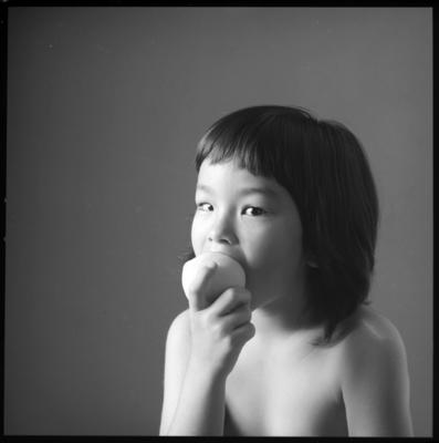 Campanha publicitária - criança com pêssego