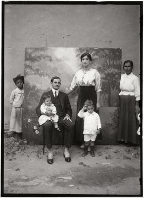 À direita, Maria Josephina Netto Alkmim, Miquita, esposa de Chichico Alkmim