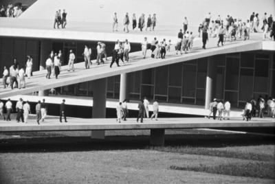 Pessoas no Congresso Nacional, no dia da inauguração de Brasília