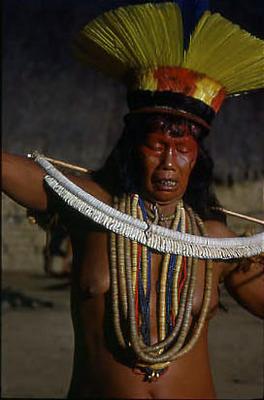 Série Xingu - Anciã faz ritual de início da cerimônia do Yamaricumã