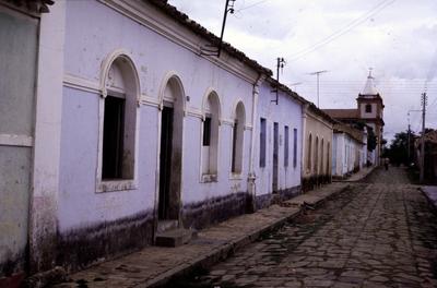 Casas e Igreja Matriz de Nossa Senhora do Carmo (ao fundo)