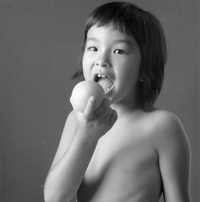 Campanha publicitária - criança com pêssego