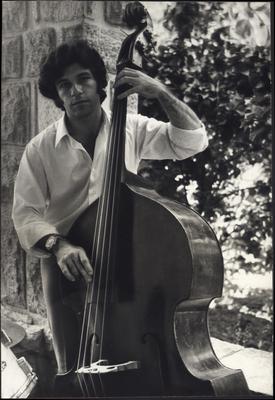 Ernesto Gonçalves com o contrabaixo