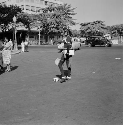 Carnaval de rua, homen fantasiado de mulher