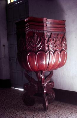 Púlpito no interior de igreja