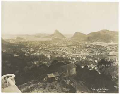 Vista de Botafogo a partir do Alto da Boa Vista, com o Pão de Açúcar ao fundo