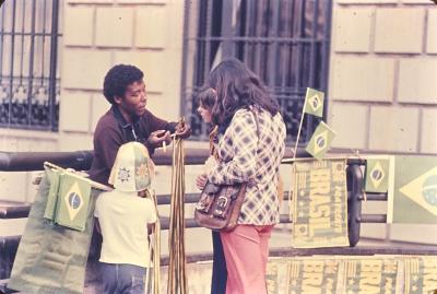 Venda de bandeiras para torcedores do jogo da Copa do Mundo FIFA