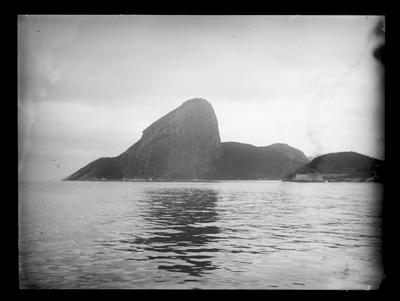 Entrada da Baía de Guanabara, ao fundo o Pão de Açúcar