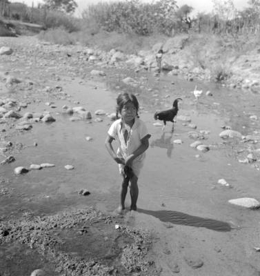 Criança em córrego