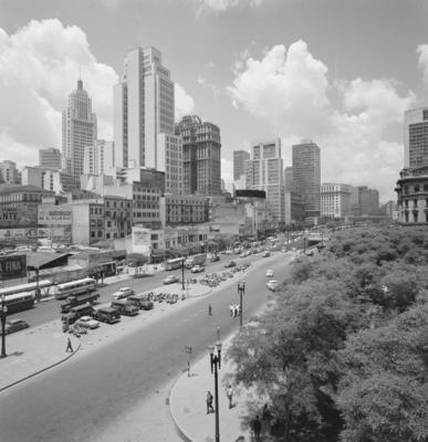 Vale do Anhangabaú, visto a partir do viaduto Santa Efigênia