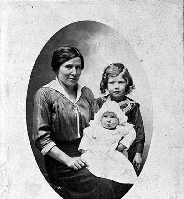Marcel Gautherot com a mãe e a irmã Simone, nascida em 1915.