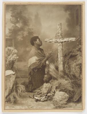 Retrato de mulher diante da cruz, com criança chorando ao lado