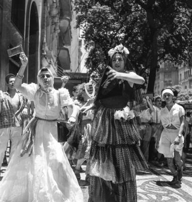 Carnaval de rua, homens fantasiados de mulher