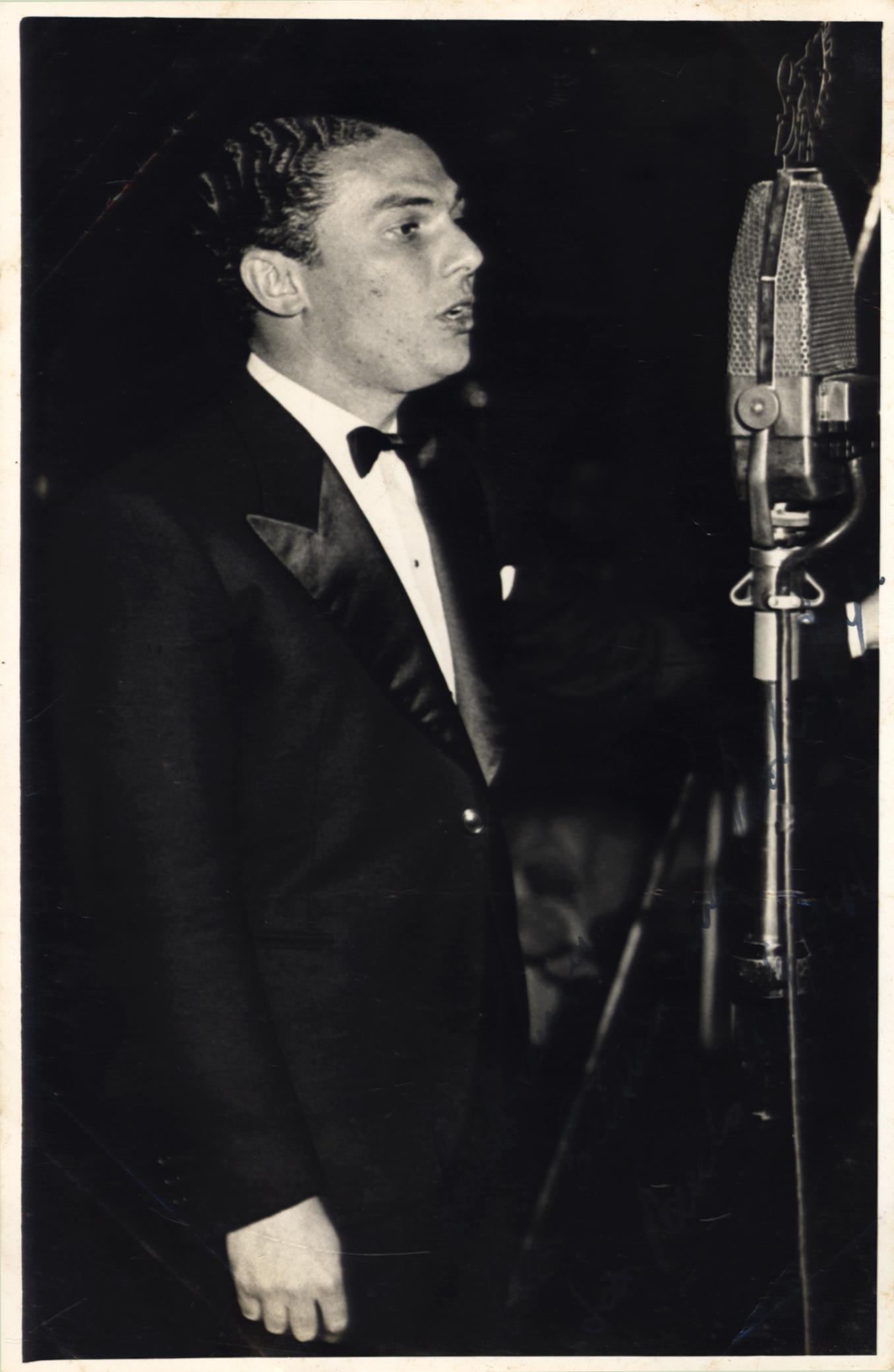 Gilberto Alves ao microfone