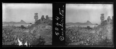 Ruínas no alto do Morro do Castelo; ao fundo, Pão de Açúcar, igreja de Santa Luzia e Hotel Glória