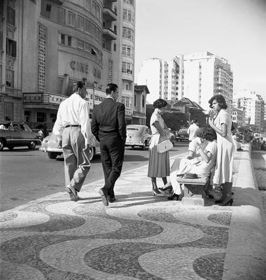 Praia de Copacabana, vendo-se ao fundo o cinema Rian
