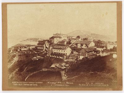 Morro do Castelo, em primeiro plano, Santa Teresa e Glória, ao fundo