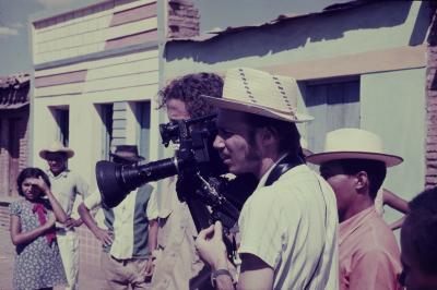 Jorge Bodanzky filmando com Eduardo Escorel (atrás)