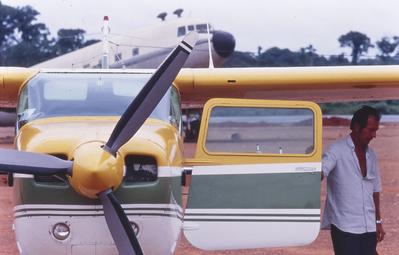 Ricardo Severo Grando ao lado de avião