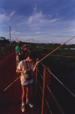 Visitantes com vara de pescar